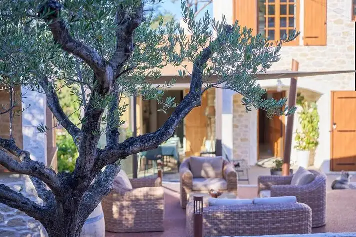 Pourquoi choisir une location saisonni�re � La Villa du Brusc ?